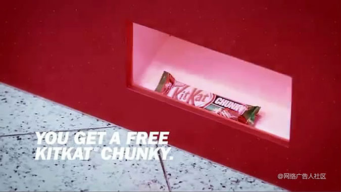 巴西kitkat户外装置广告 谁先笑谁就输了